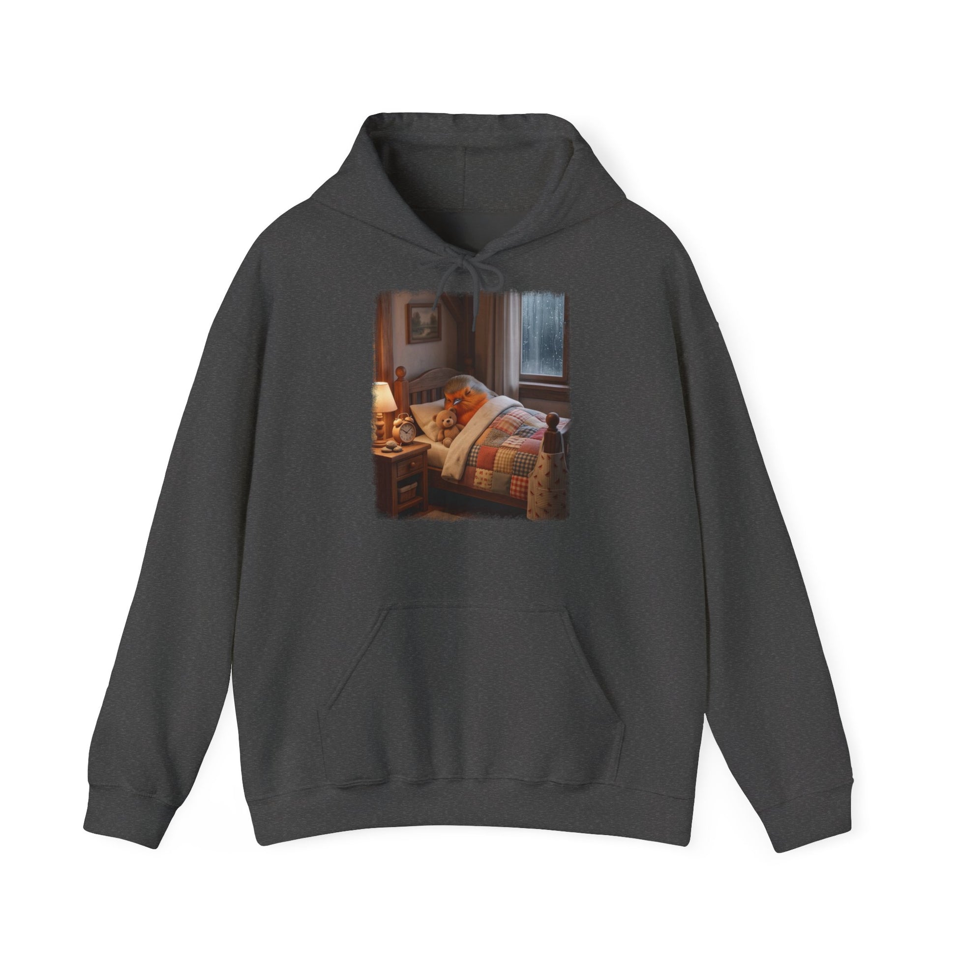 Digital gemalte Illustration eines kleinen Rotkehlchens, das mit einem Teddybären unter der Bettdecke kuschelt, gedruckt mit weichen Acryl-Kanten auf einem gemütlichen Unisex-Hoodie.