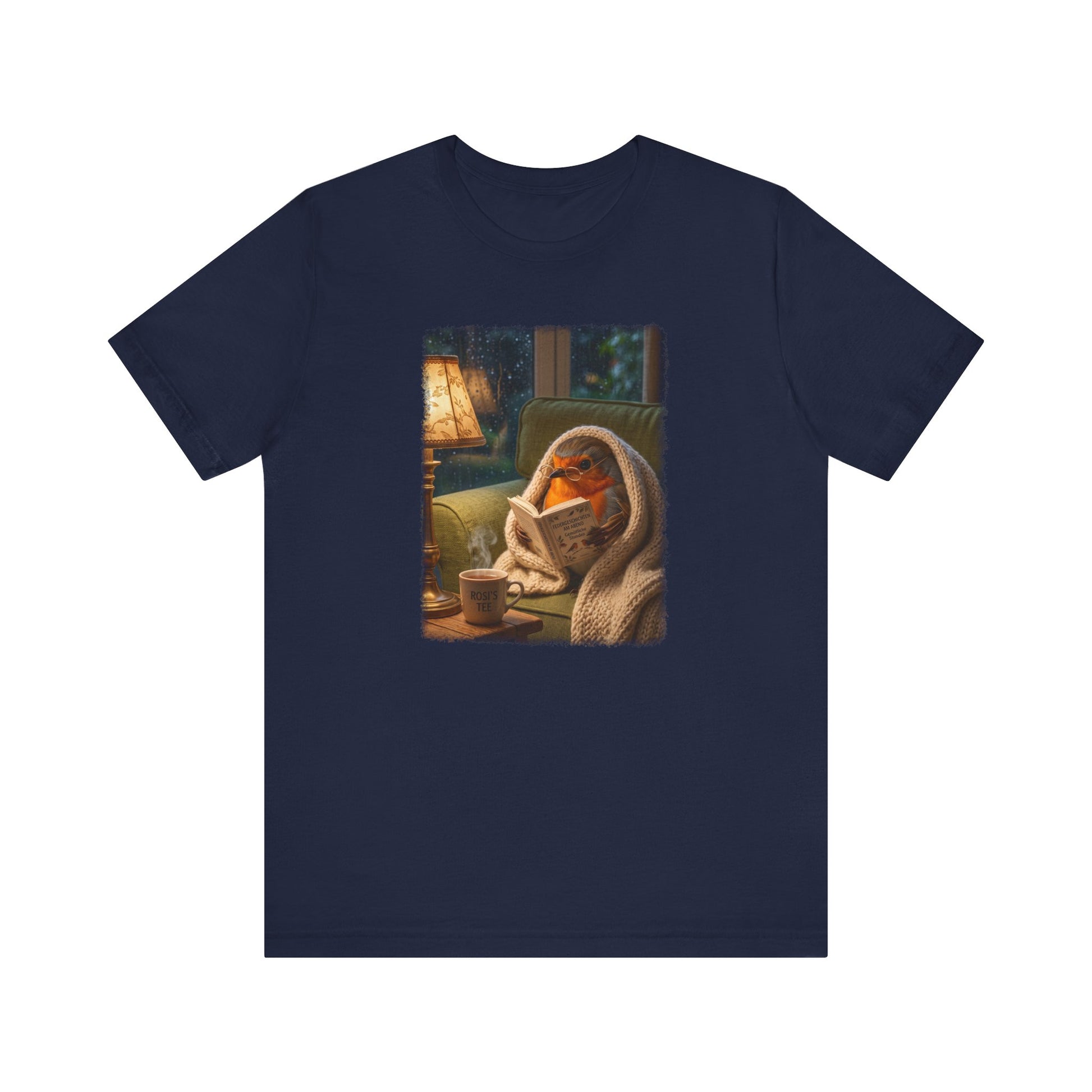 Digital gemalte Illustration eines niedlichen Rotkehlchens, das eingekuschelt in eine Decke auf dem Sofa sitzt und ein Buch liest, mit sanft auslaufenden künstlerischen Acryl-Pinselkanten auf einem T-Shirt.