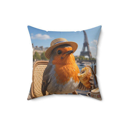 Gemütliches 40x40 cm Dekokissen mit einer digital gemalten Illustration von Rosi Rotkehlchen, das ein Croissant in einem Pariser Bistro vor dem Eiffelturm isst.