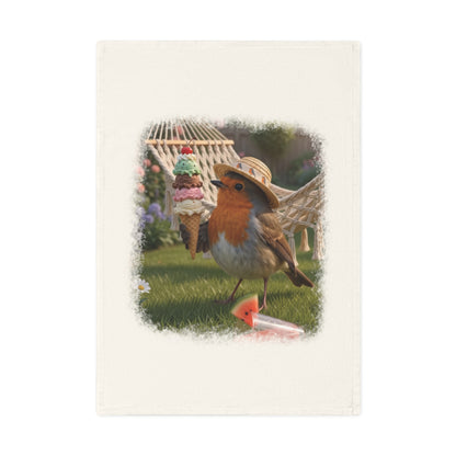 Geschirrtuch aus Bio-Baumwolle mit beigefarbenem Rand. Auf dem Tuch ist eine großflächige digitale Illustration aufgedruckt: Das Rotkehlchen Rosi steht mit Sonnenhut in einem sommerlichen Garten und hält ein riesiges Eis mit vier Kugeln.