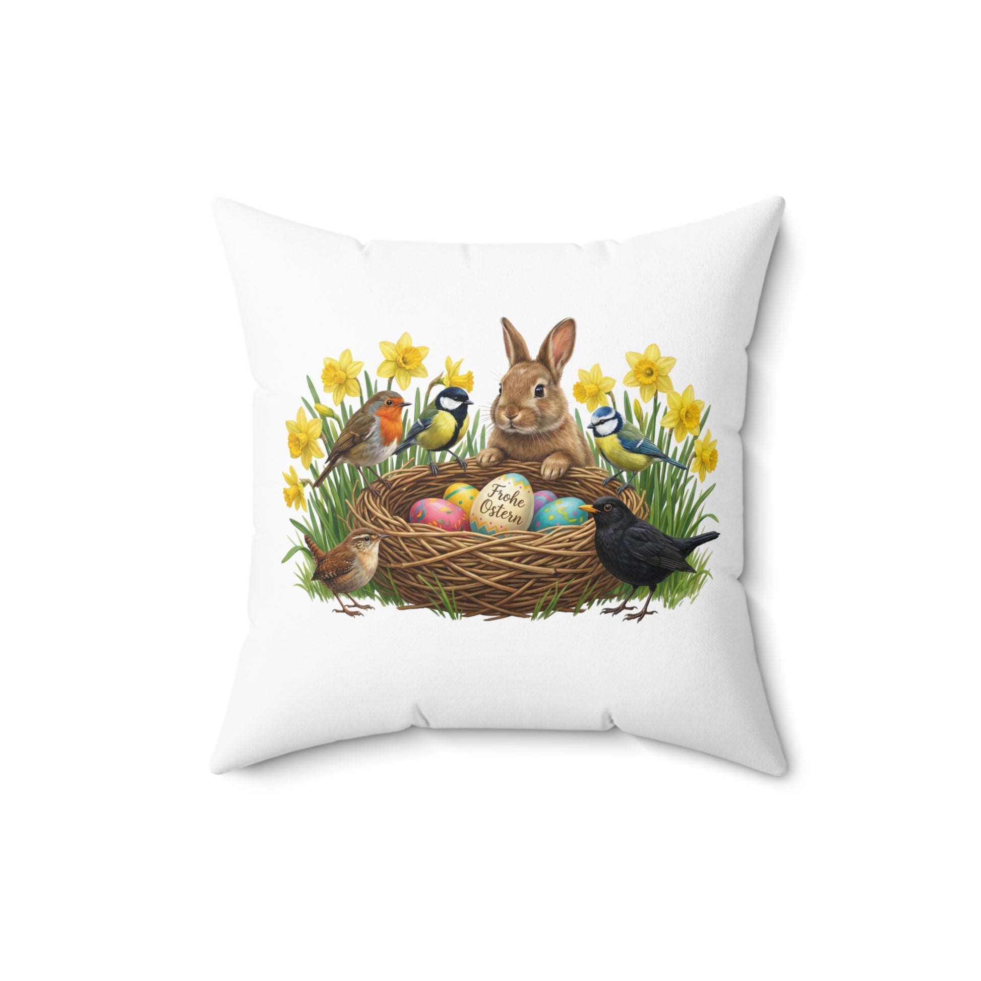 weißes kissen mit vögeln und kaninchen an einem osternest mit ostereiern inmitten von osterglocken