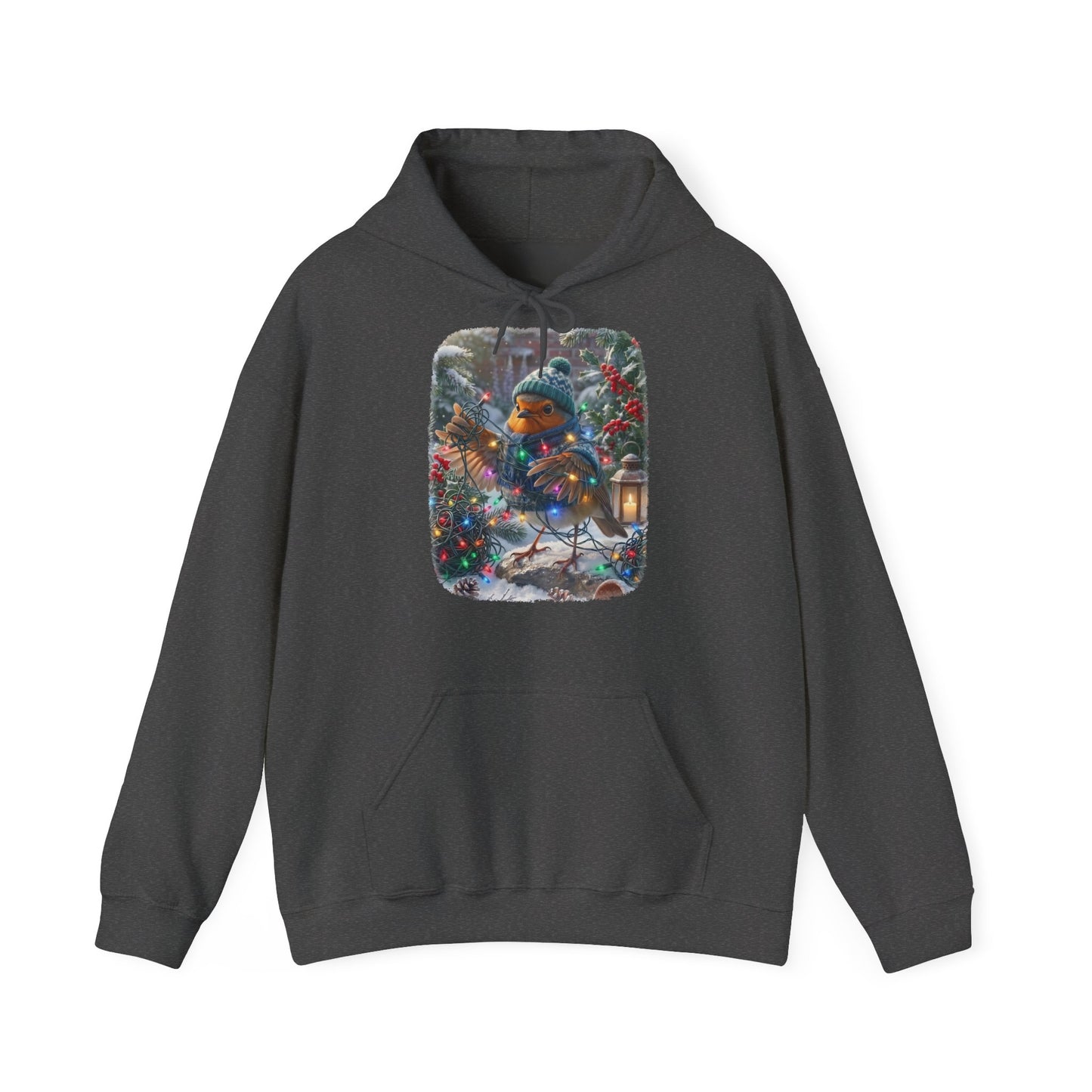 Kuscheliger Winter Hoodie mit Vogelmotiv. Das Rotkehlchen Rosi hat sich beim Schmücken im verschneiten Garten lustig in einer leuchtenden Lichterkette verheddert und versucht den Kabelsalat zu entwirren. Ein schönes Geschenk für Vogelfreunde.