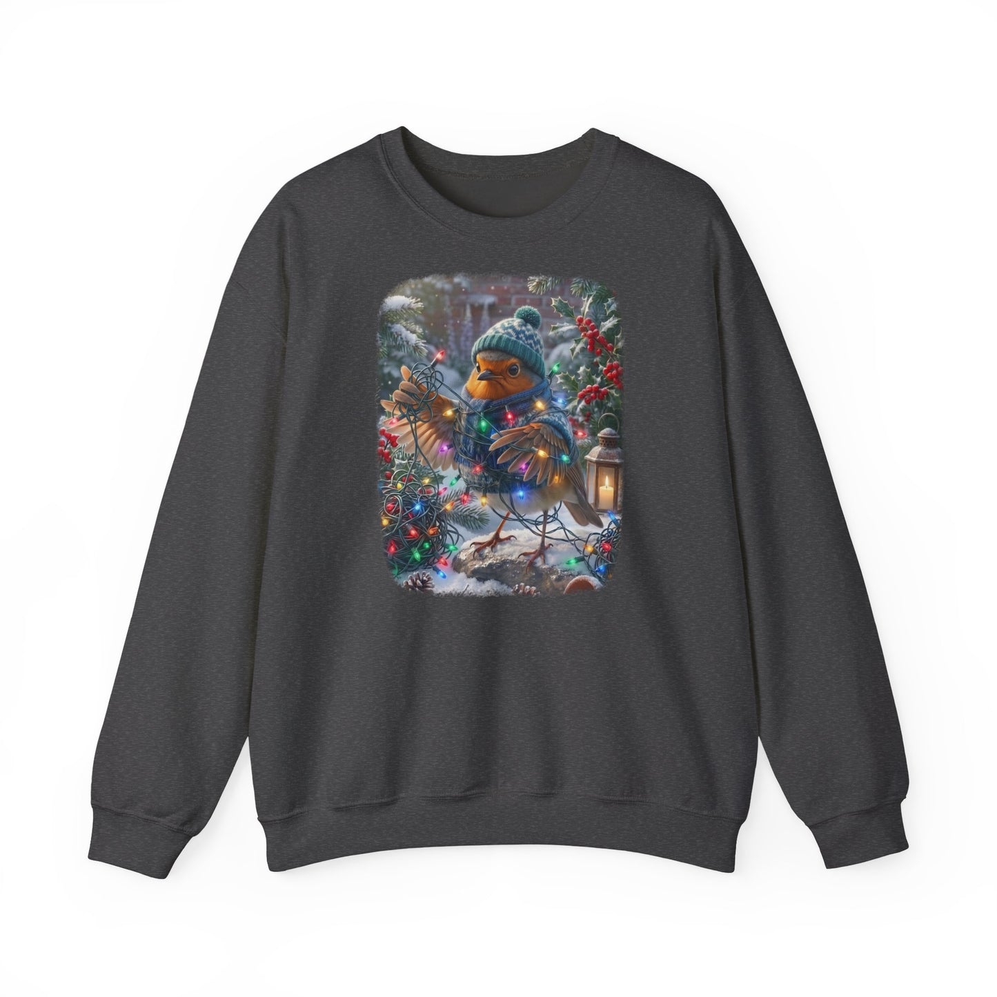 Kuscheliges Winter Sweatshirt mit Vogelmotiv. Das Rotkehlchen Rosi hat sich beim Schmücken im verschneiten Garten lustig in einer leuchtenden Lichterkette verheddert und versucht den Kabelsalat zu entwirren. Ein schönes Geschenk für Vogelfreunde.