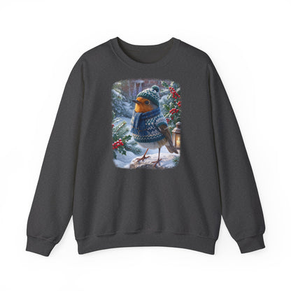 Kuscheliges Winter Sweatshirt mit Vogelmotiv. Das Rotkehlchen Rosi trägt Strickmütze, Strickschal und Strickpullover in einem verschneiten Garten. Ein schönes Geschenk für Vogelfreunde.