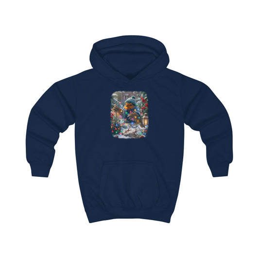Lustiger Vogel Hoodie für Kinder. Das kleine Rotkehlchen Rosi trägt Mütze und Schal im Winter und hat sich beim Schmücken lustig in einer leuchtenden Lichterkette verheddert. Ein tolles warmes Geschenk für kleine Vogelfreunde, Vogelbeobachter und Nachwuchs-Biologen.