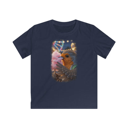 Lustiges Vogel T-Shirt für Kinder. Das kleine Rotkehlchen Rosi ist auf der Kirmes und beißt genüsslich in eine riesige, rosa Zuckerwatte. Ein tolles Geschenk für kleine Vogelfreunde, Vogelbeobachter und Nachwuchs-Biologen.