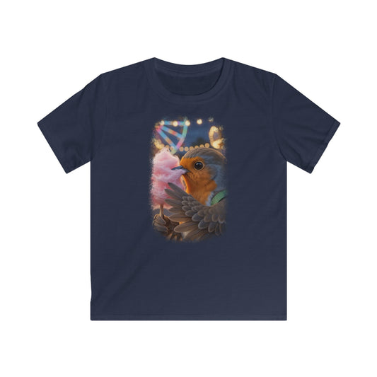 Lustiges Vogel T-Shirt für Kinder. Das kleine Rotkehlchen Rosi ist auf der Kirmes und beißt genüsslich in eine riesige, rosa Zuckerwatte. Ein tolles Geschenk für kleine Vogelfreunde, Vogelbeobachter und Nachwuchs-Biologen.