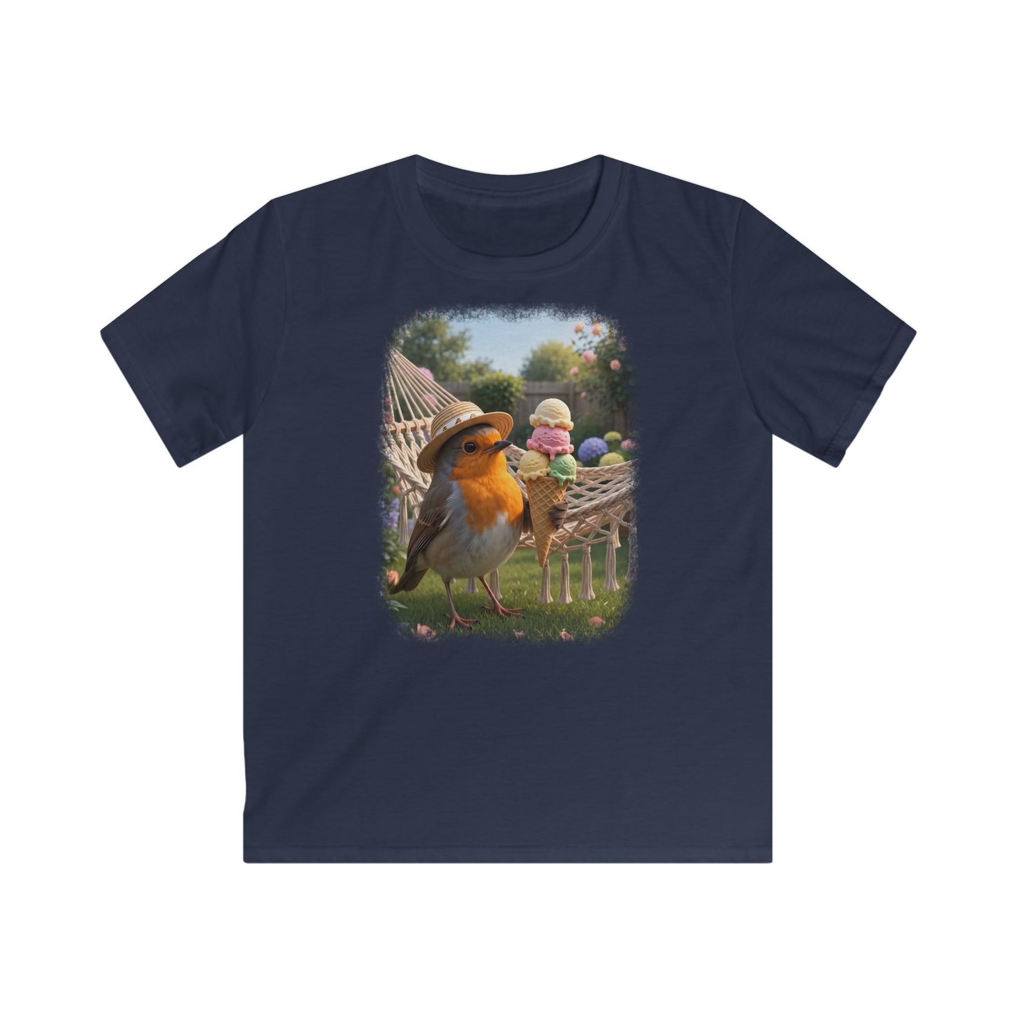 Lustiges Vogel T-Shirt für Kinder. Das kleine Rotkehlchen Rosi steht im sommerlichen Garten und schleckt an einem riesigen Eis. Ein schönes Geschenk für kleine Vogelfreunde, Vogelbeobachter und Nachwuchs-Biologen.