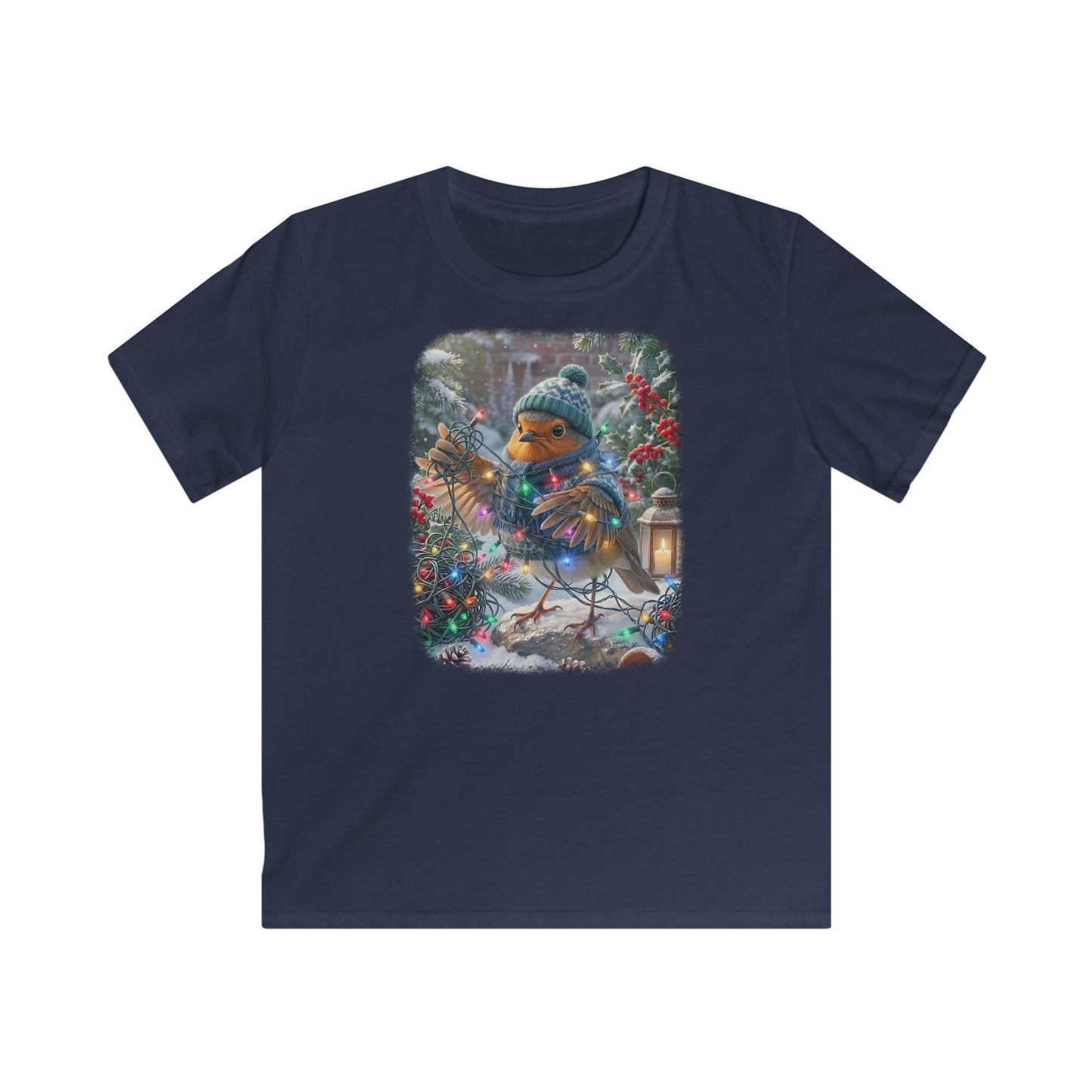 Lustiges Vogel T-Shirt für Kinder. Das kleine Rotkehlchen Rosi trägt Mütze und Schal im Winter und hat sich beim Schmücken lustig in einer leuchtenden Lichterkette verheddert. Ein schönes Geschenk für kleine Vogelfreunde, Vogelbeobachter und Nachwuchs-Biologen.