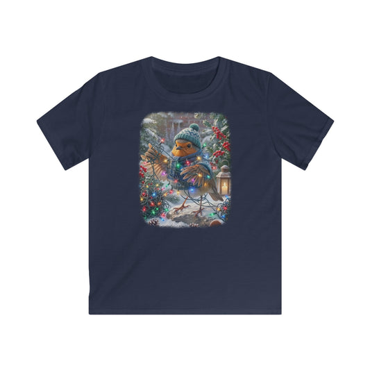 Lustiges Vogel T-Shirt für Kinder. Das kleine Rotkehlchen Rosi trägt Mütze und Schal im Winter und hat sich beim Schmücken lustig in einer leuchtenden Lichterkette verheddert. Ein schönes Geschenk für kleine Vogelfreunde, Vogelbeobachter und Nachwuchs-Biologen.