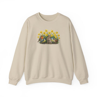 Cremefarbener Sweatshirt mit großem Oster-Motiv auf der Brust: Ein braunes Kaninchen umringt von Rotkehlchen, Meisen, Zaunkönig und gelben Osterglocken.