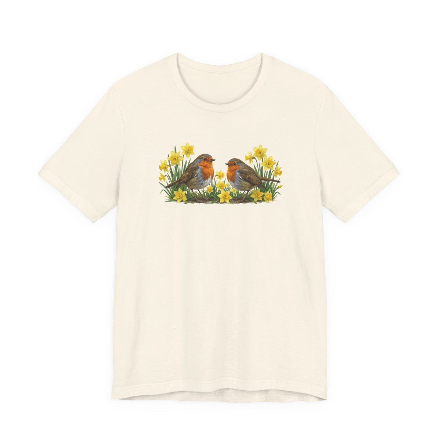 Beige T-Shirt mit großem Frühlings-Aufdruck: Rotkehlchen sitzen zwischen gelben Osterglocken.