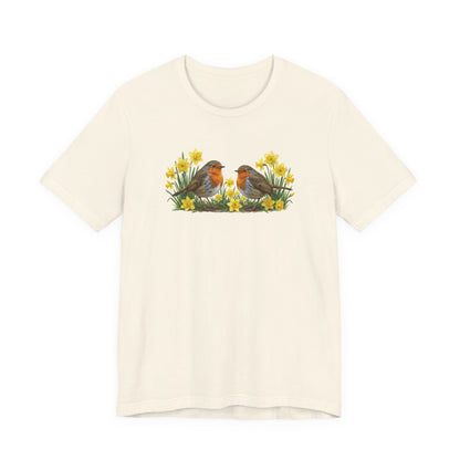 Beige T-Shirt mit großem Frühlings-Aufdruck: Rotkehlchen sitzen zwischen gelben Osterglocken.