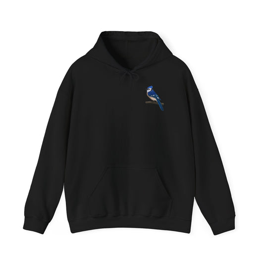 Schwarzer Blauhäher Kapuzenpullover (Blue Jay Hoodie) für Damen und Herren mit kleinem gemaltem Vogelmotiv auf einem Ast auf der Brust