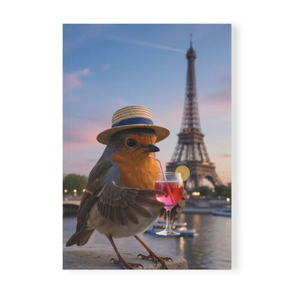 Softcover Notizbuch in A5. Digitale Illustration eines Rotkehlchens namens Rosi, das mit seinen Flügelfedern einen Cocktail hält und abends an der Seine in Paris sitzt. Im Hintergrund blinkt der Eiffelturm.