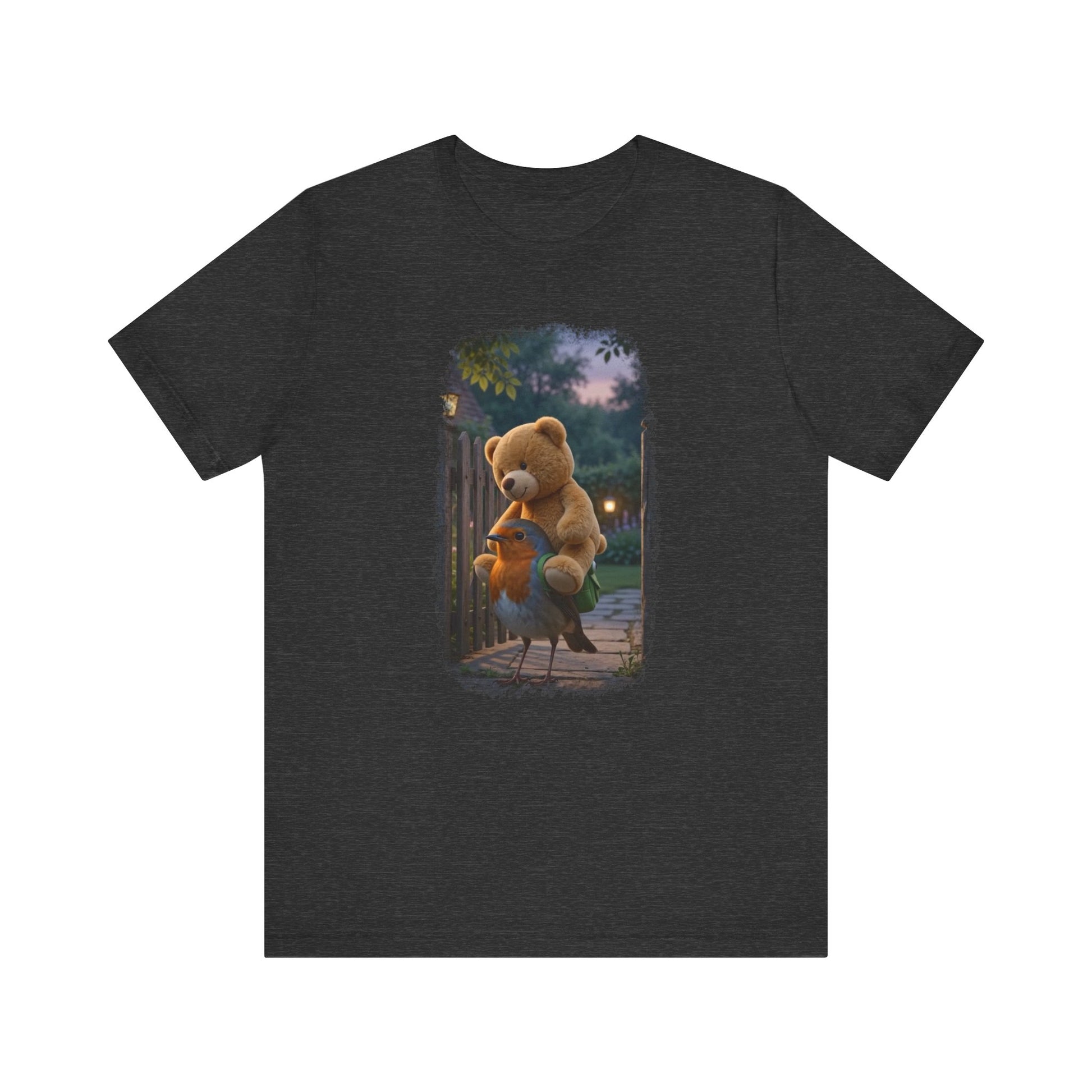 Dunkelgrau meliertes T-Shirt aus Baumwolle. Auf der Brust ist eine witzige digitale Illustration aufgedruckt: Ein niedliches Rotkehlchen namens Rosi steht im Vorgarten und versucht, einen riesigen Kirmes-Teddybären in einen viel zu kleinen grünen Frosch-Rucksack zu quetschen.
