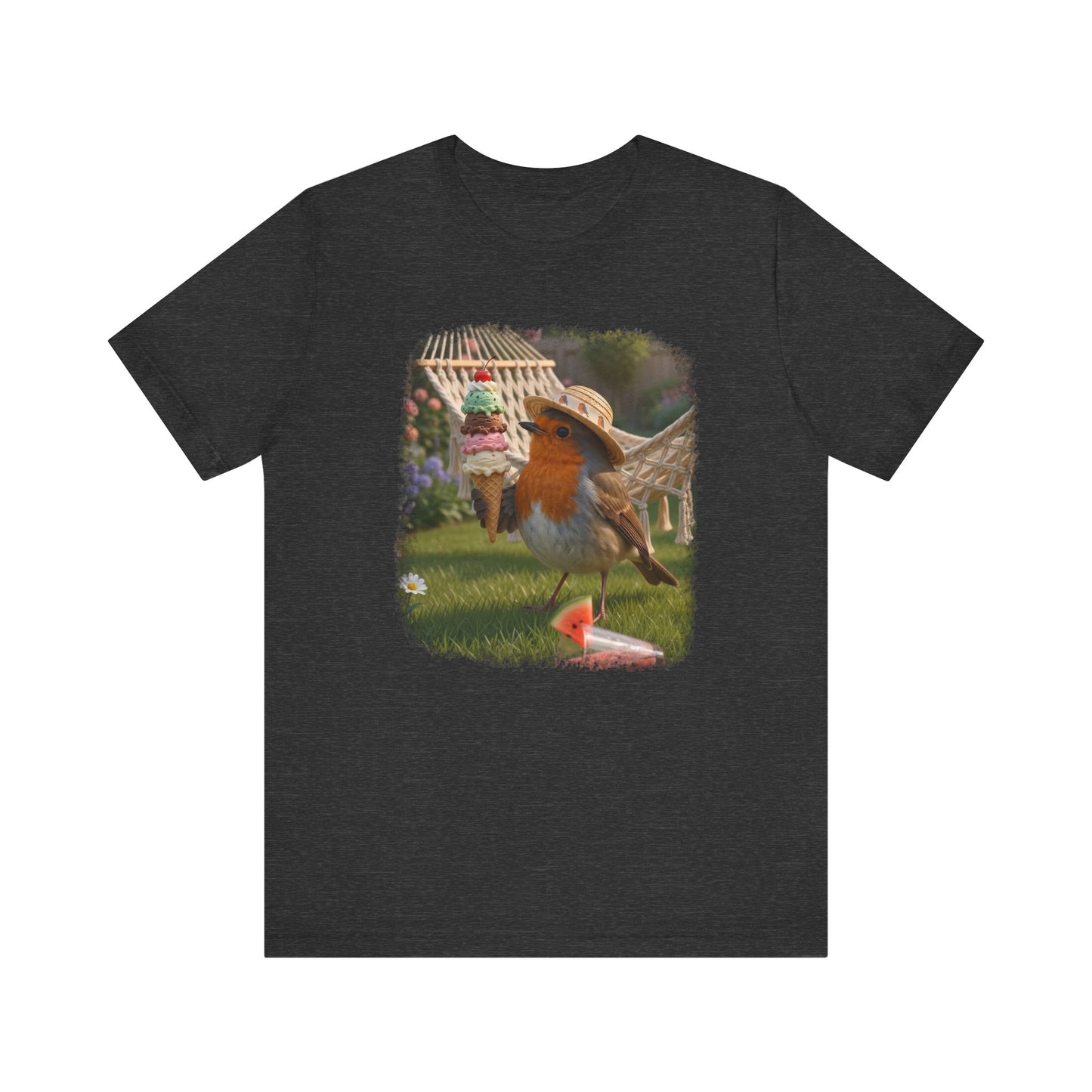 Dunkelgrau meliertes T-Shirt aus weicher Baumwolle. Auf der Brust ist eine große, farbenfrohe digitale Illustration aufgedruckt: Das Rotkehlchen Rosi steht mit einem Sonnenhut in einem sommerlichen Garten und hält ein riesiges Eis mit vier Kugeln in den Flügeln.