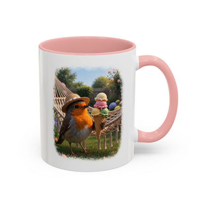 Weiße Keramiktasse mit farbigem Henkel und Innenseite. Das aufgedruckte Motiv zeigt eine großflächige digitale Illustration: Das Rotkehlchen Rosi steht mit Sonnenhut in einem sommerlichen Garten und hält ein riesiges Eis mit vier Kugeln.