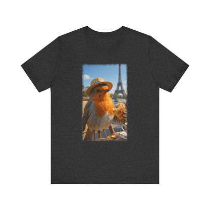 Weiches Premium T-Shirt mit einer digital gemalten Illustration von Rosi Rotkehlchen, das ein Croissant in einem Pariser Bistro vor dem Eiffelturm isst.