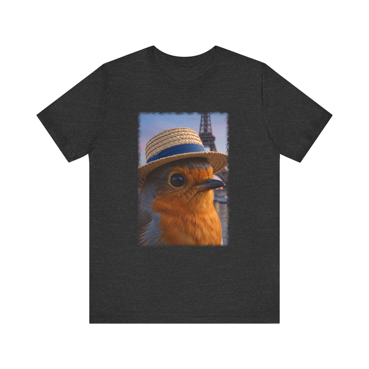 Weiches Premium T-Shirt mit einer digital gemalten Illustration von Rosi Rotkehlchen im Groß-Porträt mit Sonnenhut vor dem Eiffelturm in Paris.