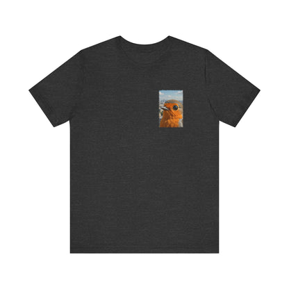 Weiches Premium T-Shirt mit einer kleinen digital gemalten Illustration von Rosi Rotkehlchen im Groß-Porträt vor der Skyline von Paris.