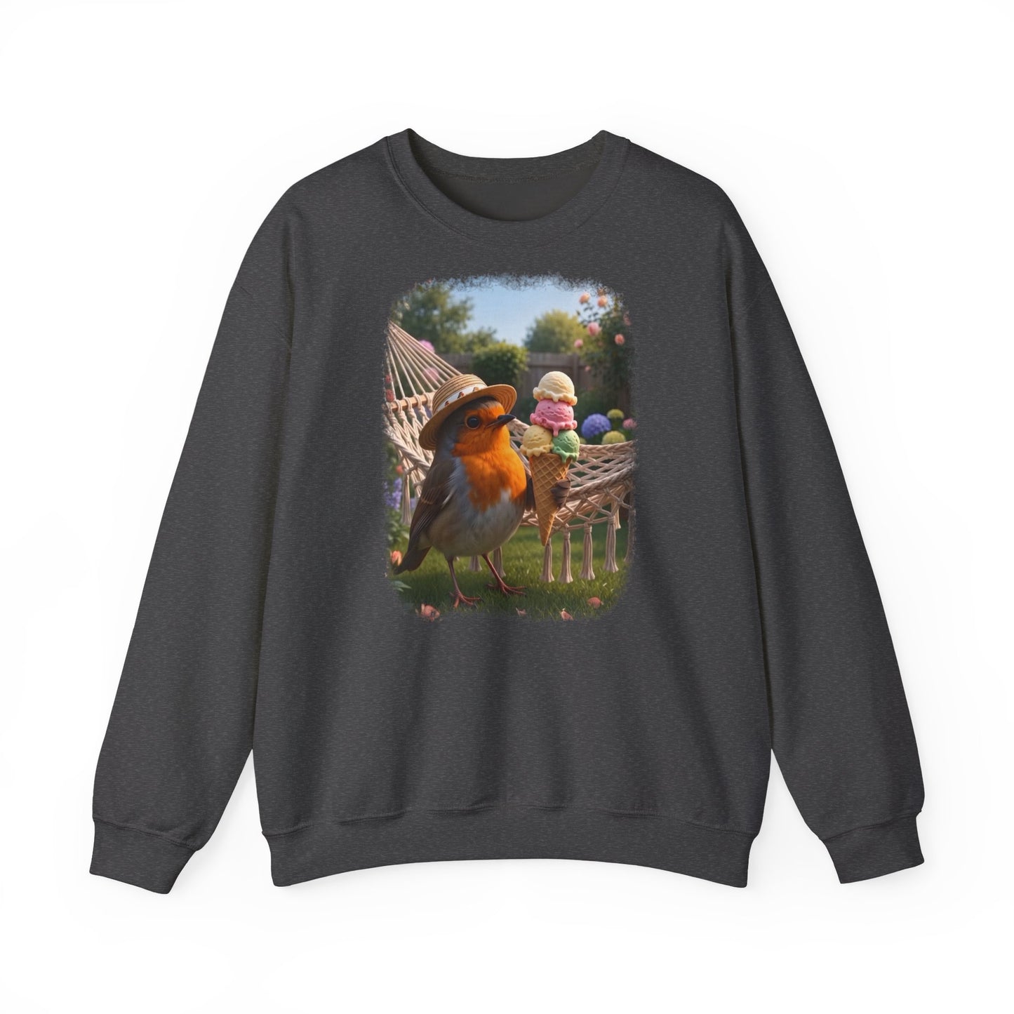 Weiches Unisex Sweatshirt. Auf der Brust ist eine großflächige digitale Illustration aufgedruckt: Das Rotkehlchen Rosi steht mit Sonnenhut in einem sommerlichen Garten und hält ein riesiges Eis mit fünf Kugeln.