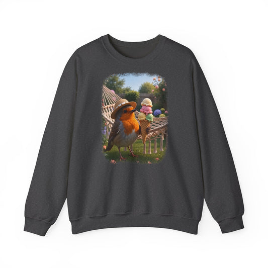 Weiches Unisex Sweatshirt. Auf der Brust ist eine großflächige digitale Illustration aufgedruckt: Das Rotkehlchen Rosi steht mit Sonnenhut in einem sommerlichen Garten und hält ein riesiges Eis mit fünf Kugeln.