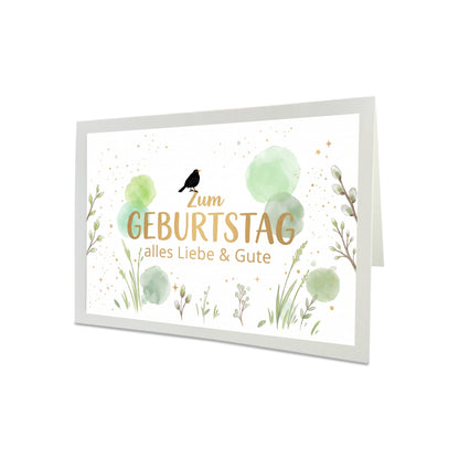 Naturweiße Geburtstagskarte im Querformat mit digital gemalter Amsel, grünen Frühlings-Aquarelltupfern, Weidenkätzchen und hellgrünem Briefumschlag.