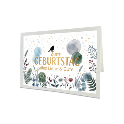 Winter-Geburtstagskarte mit digital illustrierter Amsel, Tannenzweigen, roten Beeren, eisblauen Aquarell-Tupfern und dunkelrotem Umschlag.
