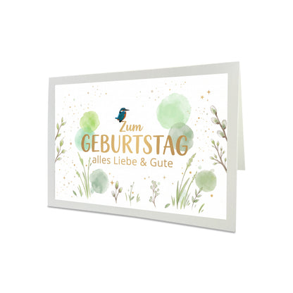Naturweiße Geburtstagskarte im Querformat mit digital gemaltem Eisvogel, grünen Frühlings-Aquarelltupfern, Weidenkätzchen und hellgrünem Briefumschlag.