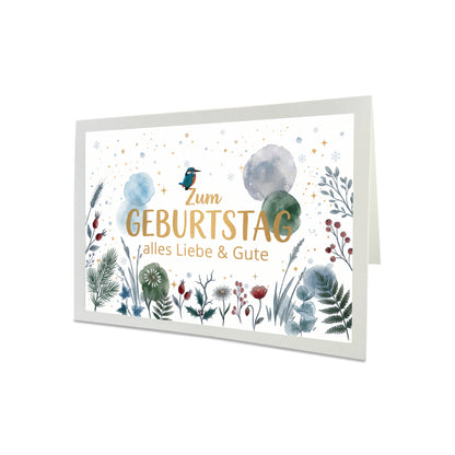 Winter-Geburtstagskarte mit digital illustriertem Eisvogel, Tannenzweigen, roten Beeren, eisblauen Aquarell-Tupfern und dunkelrotem Umschlag.