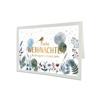 Naturweiße Weihnachtskarte im Querformat mit digital gemaltem Rotkehlchen auf dem goldenen Schriftzug Frohe Weihnachten & ein gutes neues Jahr, umrahmt von Tannenzweigen, roten Beeren und eisblauen Aquarell-Tupfern, daneben ein dunkelroter Briefumschlag.