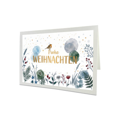 Naturweiße Weihnachtskarte im Querformat mit digital gemaltem Rotkehlchen auf dem goldenen Schriftzug Frohe Weihnachten, umrahmt von Tannenzweigen, roten Beeren und eisblauen Aquarell-Tupfern, daneben ein dunkelroter Briefumschlag.