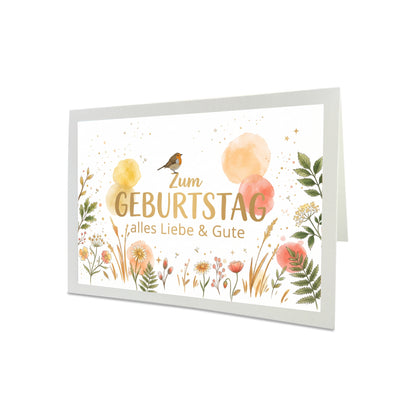Geburtstagskarte für den Sommer mit handgemaltem Rotkehlchen, Wiesenblumen, Aquarell-Akzenten in Gelb und Koralle sowie einem sonnengelben Umschlag.