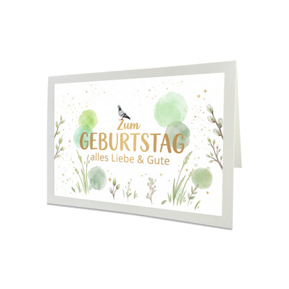 Naturweiße Geburtstagskarte im Querformat mit digital gemalte Taube, grünen Frühlings-Aquarelltupfern, Weidenkätzchen und hellgrünem Briefumschlag.