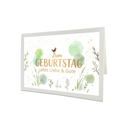 Naturweiße Geburtstagskarte im Querformat mit digital gemaltem Zaunkönig, grünen Frühlings-Aquarelltupfern, Weidenkätzchen und hellgrünem Briefumschlag.