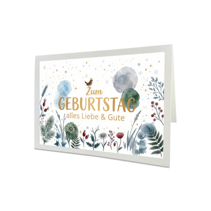 Winter-Geburtstagskarte mit digital illustriertem Zaunkönig, Tannenzweigen, roten Beeren, eisblauen Aquarell-Tupfern und dunkelrotem Umschlag.